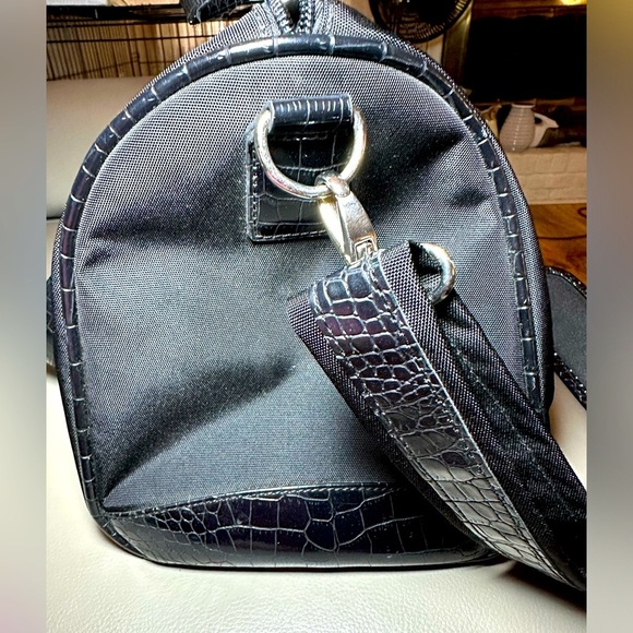 Liz Claiborne Small Duffle/Handbag in EUC. Black w/Silver Tone Hardware. - Picture 4 of 13